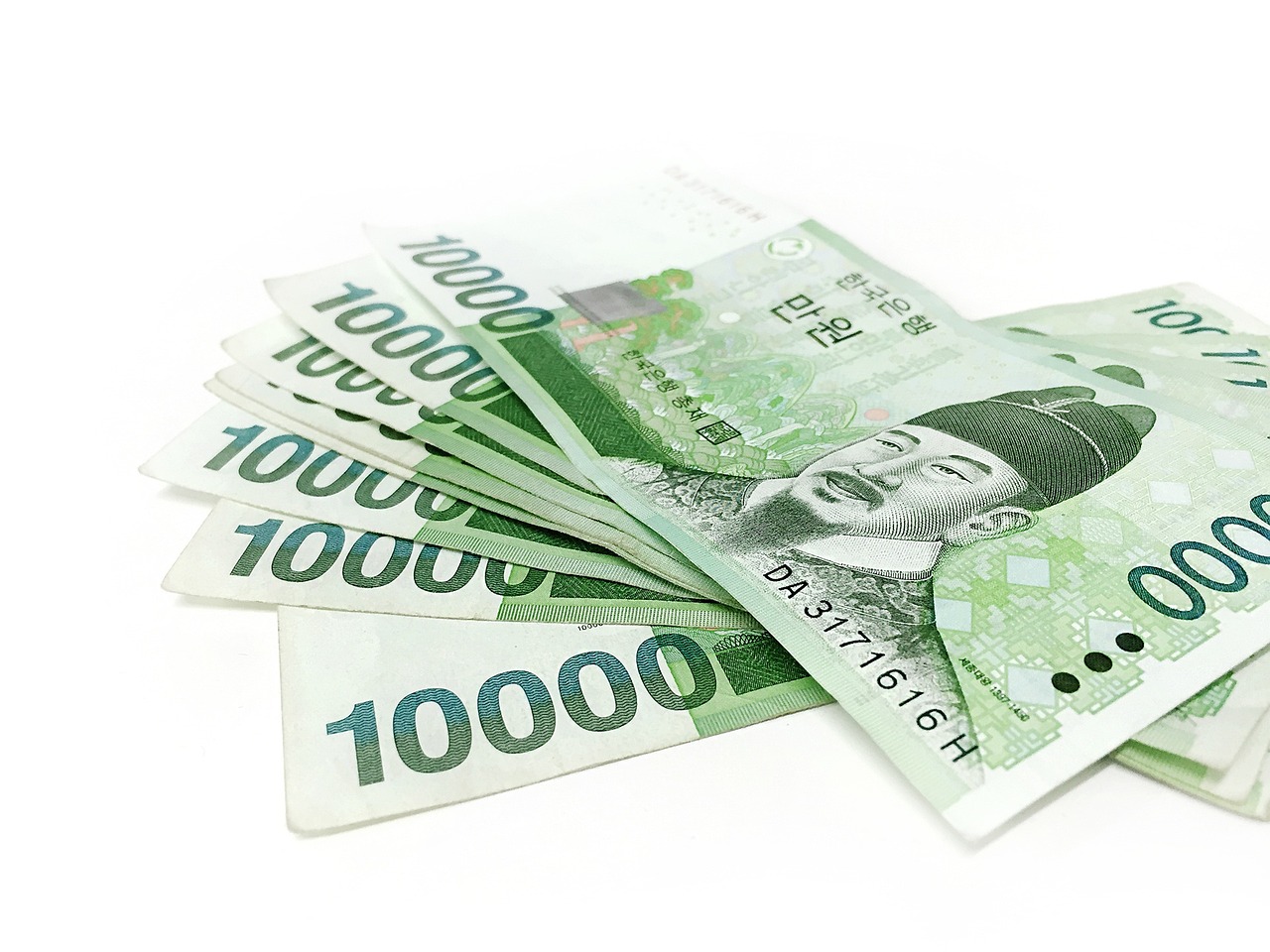 クレカで貯金する際の利息や税金の扱いについて教えてください？