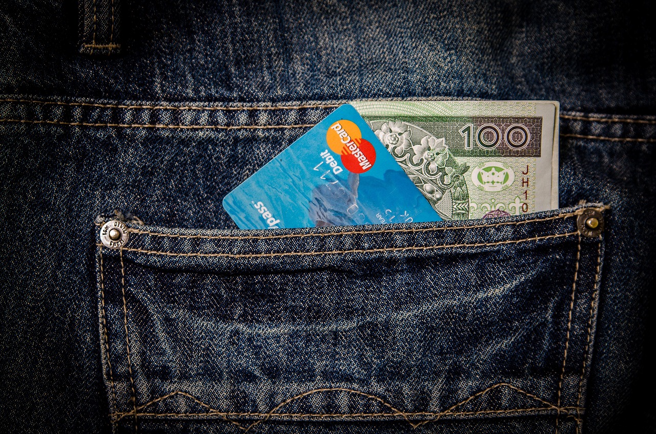 デビットカードとクレジットカードの違いは何ですか？